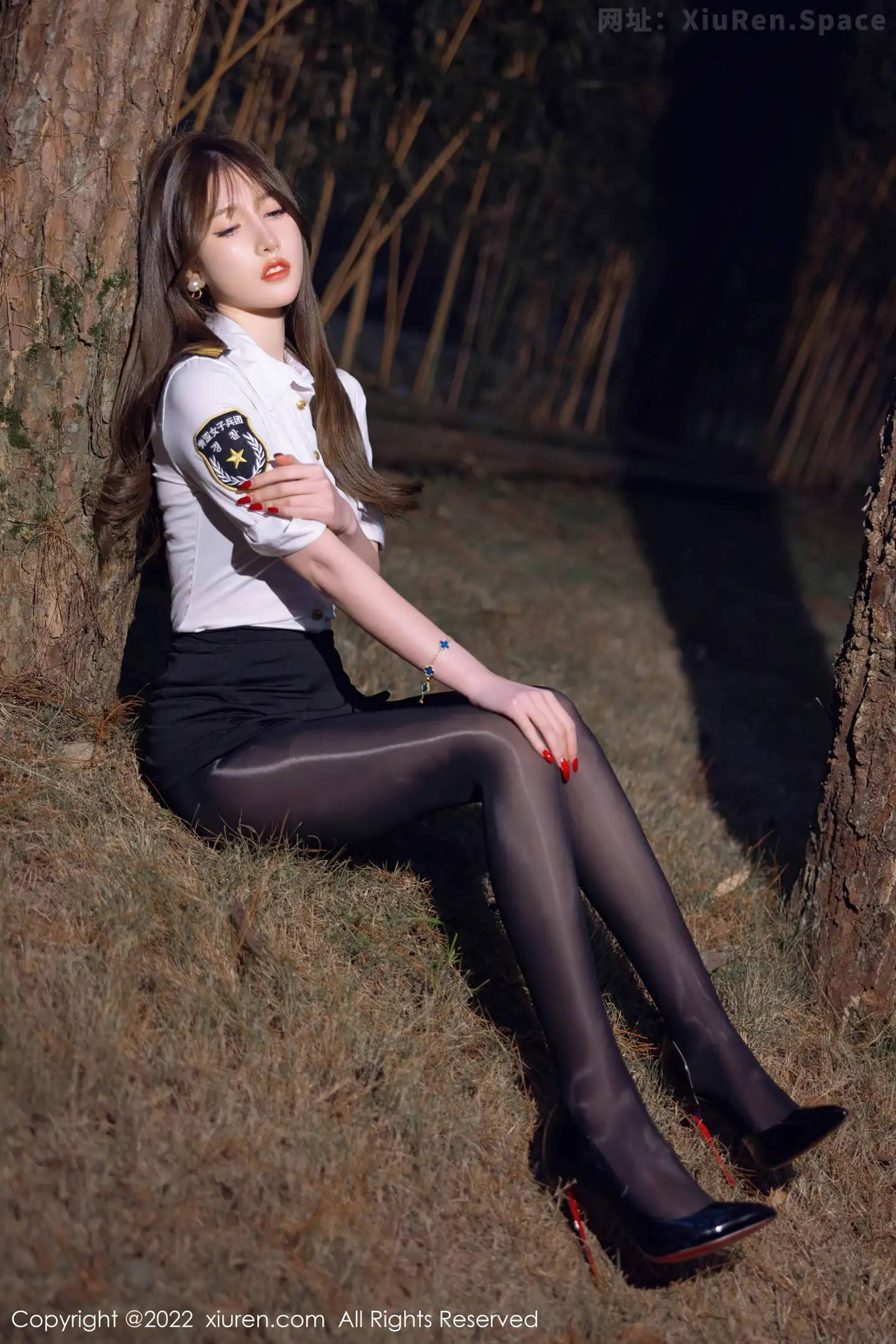 图片[4]-[XiuRen秀人网]VOL.4492 模特美桃酱户外夜晚树林+私房床上性感女兵制服配黑丝诱惑写真56P-秀人网官方网站